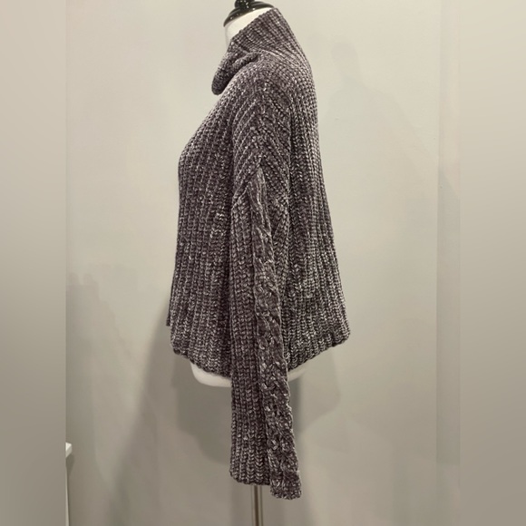 Knit Turtle Neck Cropped Sweater - Picture 3 of 5